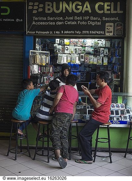 Mobiltelefonstand auf einem Markt in Jakarta  Indonesien.