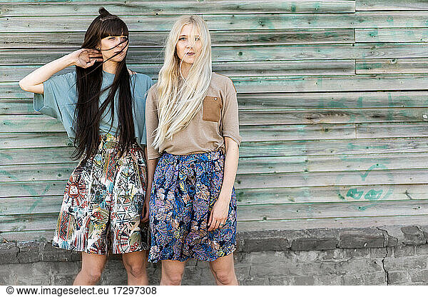Mode Mädchen Zwillinge posieren auf der Straße