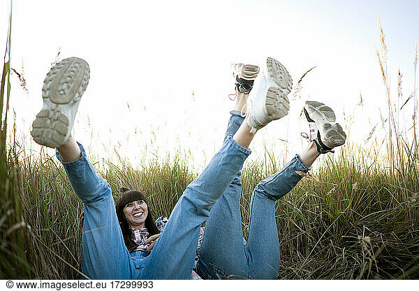 Mode Zwillingsmädchen posiert in Jeans Kleidung auf dem Feld