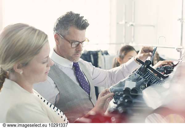 Modedesigner untersuchen Kleidung