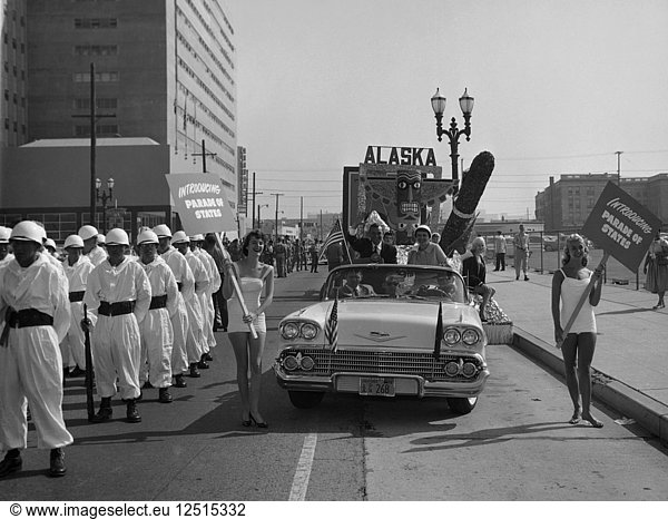 Modelle und ein Cadillac bei einer Parade  USA  (um 1959?). Künstler: Unbekannt