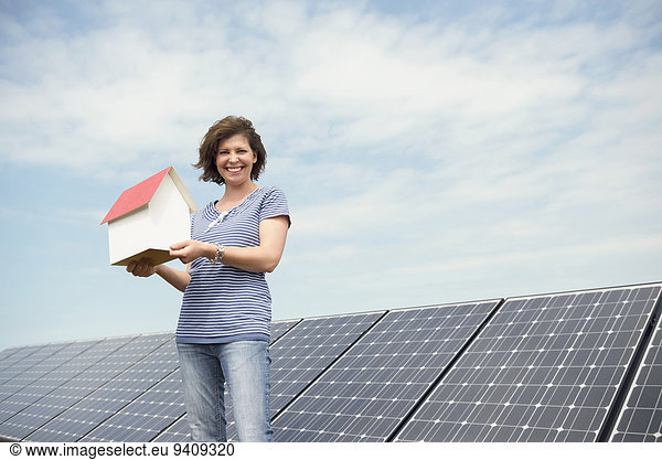 Modellhaus Frau Energie energiegeladen klein halten Sonnenenergie