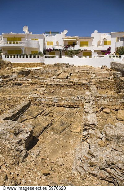 Moderne Apartments blicken auf die römischen Ruinen (die Ruinas Romanas da Luz) bei Luz in Lagos  Algarve  Portugal  Europa