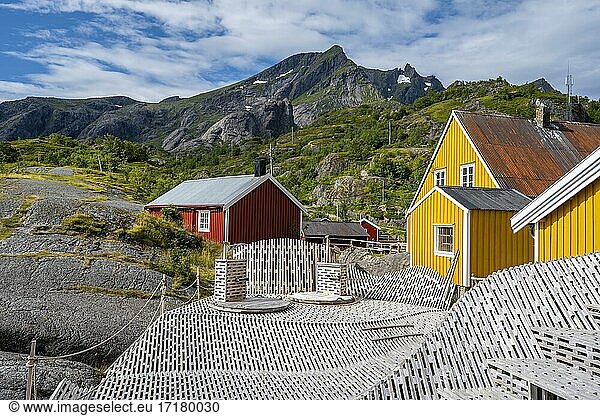 Moderne Architektur bei Rorbuer Hütten  historischer Fischerort Nusfjord  Lofoten  Nordland  Norwegen  Europa