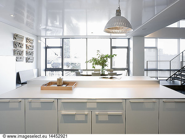 Moderne Küche in luxuriösem Hochhaus-Apartment