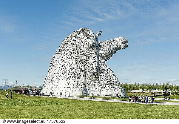 Moderne Kunst  große Pferdeköpfe  zwei Skulpturen aus Stahl  Pferdefigur  The Kelpies  Kelpy  keltische Mythologie  mythologische Wesen der Wasserpferde  Helix Park  bei Falkirk  Schottland  Großbritannien  UK  Europa