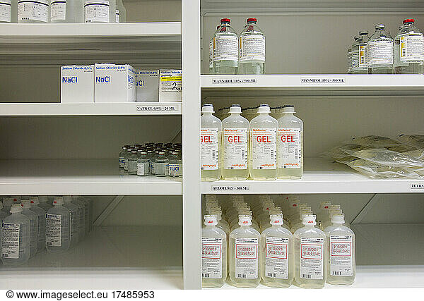 Moderne Lagereinrichtungen für Krankenhäuser  Regale mit Produkten für Behandlungen und Krankenhausverfahren.