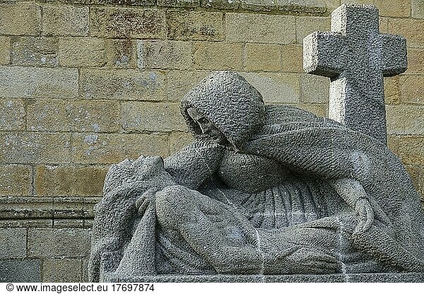 Moderne Pieta aus Granit vor der gotischen Kathedrale Saint-Paul Aurélien  Saint-Pol-de-Leon  Departement Finistere Penn ar Bed  Region Bretagne Breizh  Frankreich  Europa