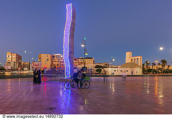 Moderne Skulptur auf dem Stadtplatz bei Sonnenuntergang in Dakhla  Marokko