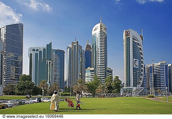 Moderne Skyline des zentralen Finanzviertels West Bay  Corniche-Promenade im Sheraton Park Doha  Katar  Naher Osten.
