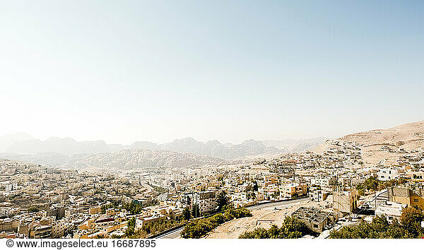 Moderne Stadt Wadi Musa  mit Petra  Jordanien im Hintergrund