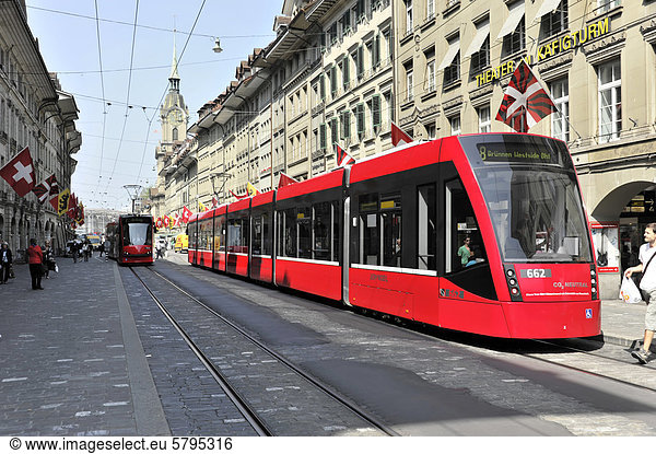Moderne Stra_enbahn in der Altstadt von Bern  Schweiz  Europa
