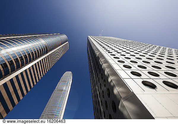 Moderne Wolkenkratzer  niedriger Blickwinkel  Zentral-Hongkong  China