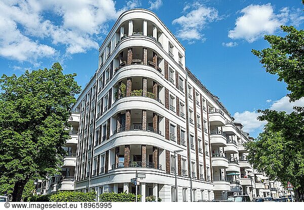 Moderner weißer Luxus-Wohnblock gesehen in Berlin  Deutschland  Europa