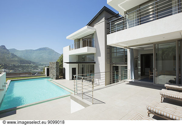 Modernes Haus und Schwimmbad