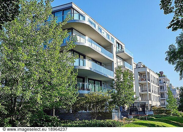 Modernes Mehrfamilienhaus mit grünem Garten gesehen in Berlin  Deutschland  Europa
