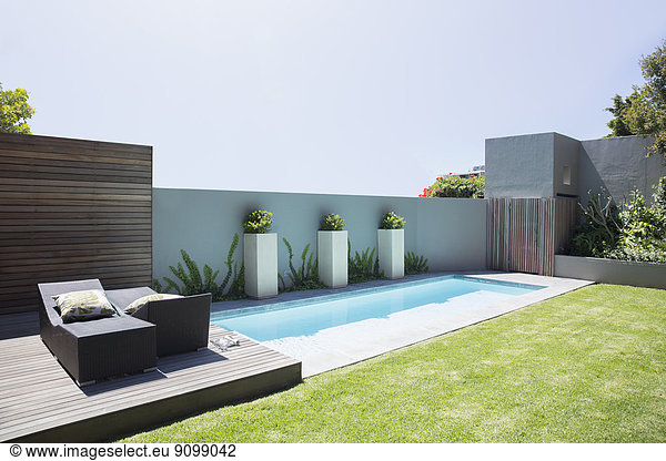 Modernes Schwimmbad und Terrasse