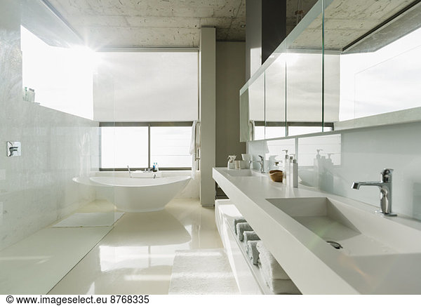 Modernes  sonniges Badezimmer