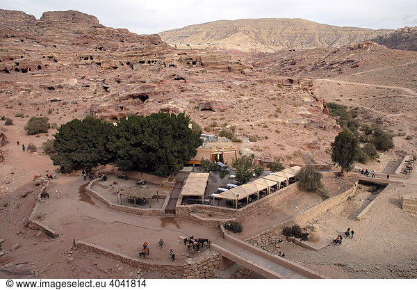 Modernes Touristenrestaurant in der antiken nabatäischen Felsenstadt Petra,  Jordanien,  Naher Osten,  Asien