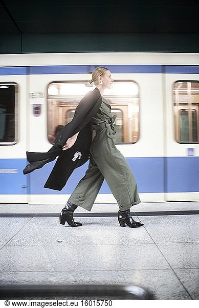 Modische Frau im Bahnhof.
