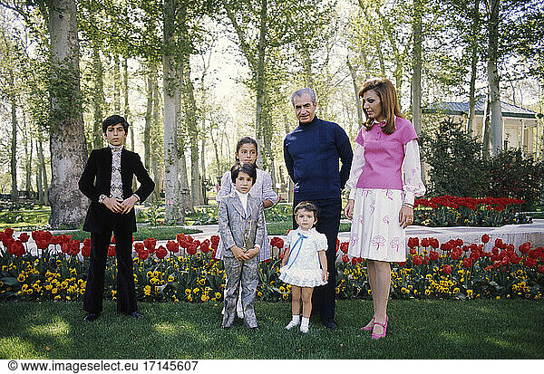 Mohammad-Reza Pahlavi 
Shah of Iran (1941–1979).
Teheran 1919 – Cairo 1980.
– The Shah and his family in the garden of the Niavaran Palace in Teheran.
Farah Diba and the children
(f. l.) Cyrus Reza  Ali Reza  Farahnaz and Leila. Photo  1972.