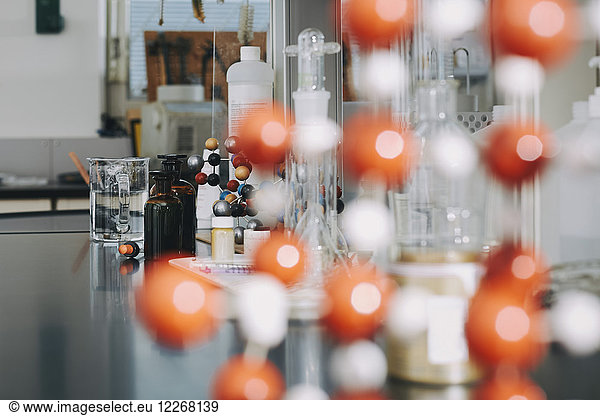 Molekülstruktur auf dem Tisch im Chemielabor der Universität