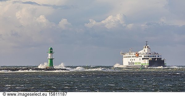 Molenfeuer  Leuchtturm  mit Fähre bei Sturm  Warnemünde  Ostseeküste  Ostsee  Mecklenburg Vorpommern  Deutschland  Europa