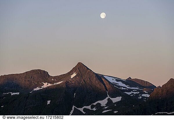 Mond im Abendhimmel über felsigen Bergen  Senja  Norwegen  Europa