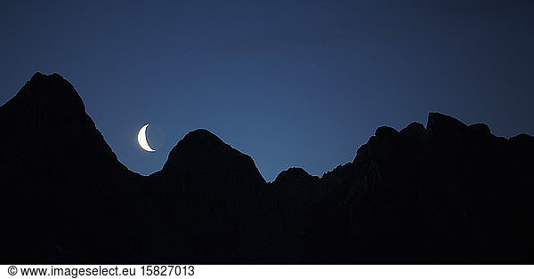Mondaufgang über dem Gebirge in Grönland