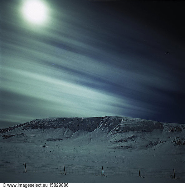 Mondaufgang über der Schneelandschaft im isländischen Hochland