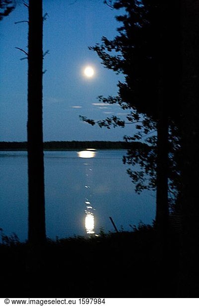 Mondschein-Wasser Lulea Schweden reflektieren.
