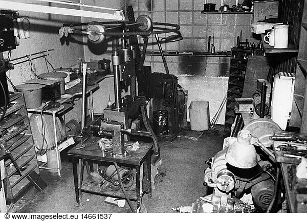 money / finance  counterfeit  forger shop raided 15.7.1971 in Munich  police photograph  forgery  coins  crime  machines  Germany  Bavaria  Europe  20th century  historic  historical  1970s