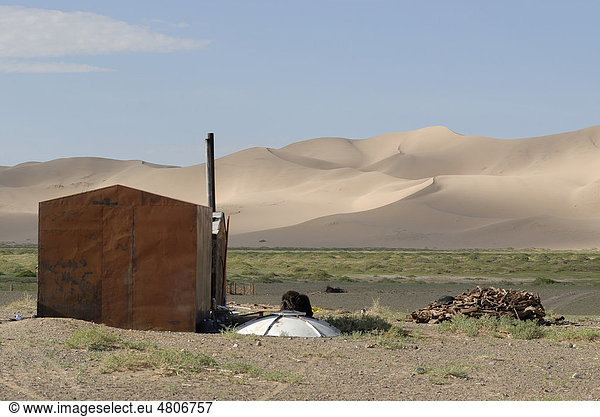 Mongolische Kochhütte aus Blech vor den großen Sanddünen Khorgoryn Els in der Wüste Gobi  Gurvan Saikhan Nationalpark  Ömnögov Aimak  Mongolei  Asien