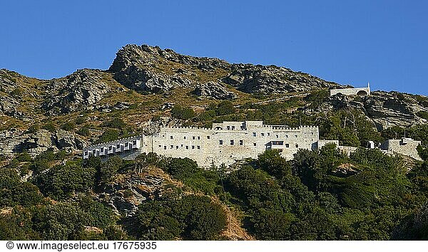 Moni Panachrantou  Blick hinauf  Festungsartig  Berg  Felsenkloster  Kapelle  Blauer wolkenloser Himmel  Insel Andros  Kykladen  Griechenland  Europa