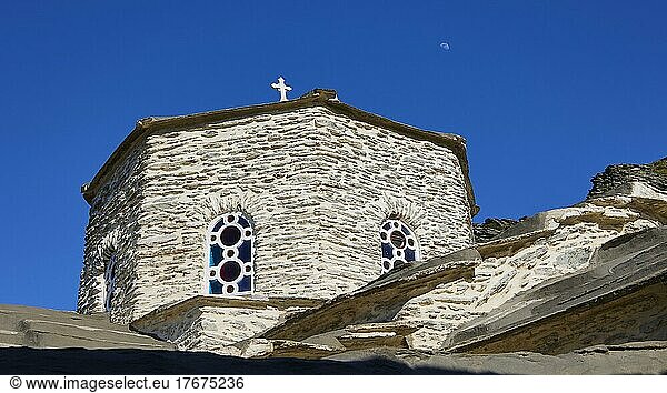 Moni Panachrantou  sechseckiger Kirchturm aus Stein  Festungsartig  Felsenkloster  Blauer wolkenloser Himmel  Mond  Insel Andros  Kykladen  Griechenland  Europa