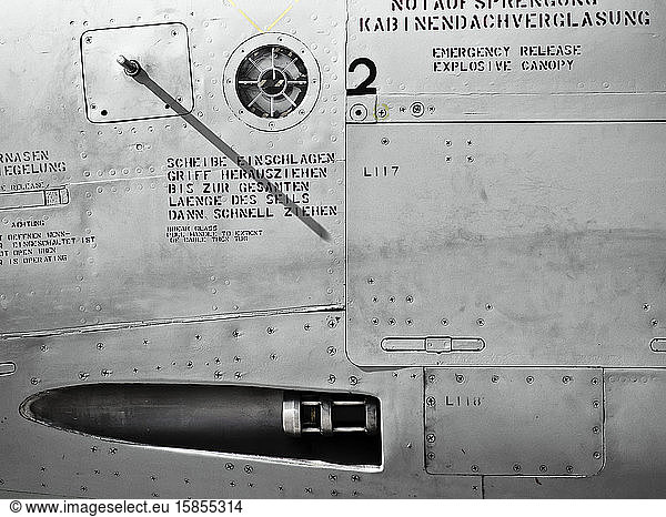 Monochromes Detail des Rumpfes und der Kanone eines militärischen Düsenjägers
