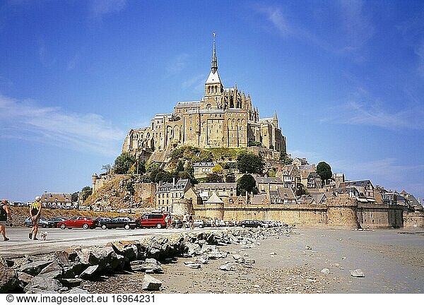 Mont-Saint-Michel ist eine französische Gemeinde und ein Kloster im Departement Manche in der Basse-Normandie an der Grenze zur Bretagne im Norden Frankreichs. Die Gemeinde gilt als UNESCO-Weltkulturerbe und ist mit ihren 44 Einwohnern eine der kleinsten des Landes.