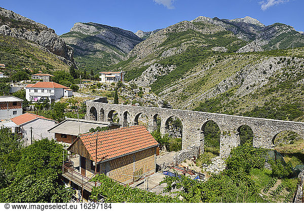 Montenegro  Crna Gora  Aquädukt in der historischen Siedlung von Stari Bar