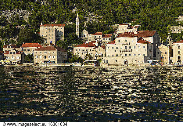 Montenegro  Crna Gora  Perast an der Bucht von Kotor