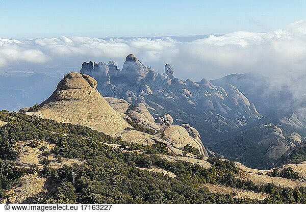 Montserrat ist ein emblematischer Berg Kataloniens  auf dem viele Sportarten ausgeübt werden und der auch für religiöse Themen bekannt ist.