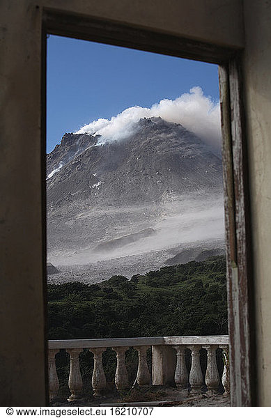 Montserrat  Karibik  Soufriere Hills Vulkanausbruch durch Fenster