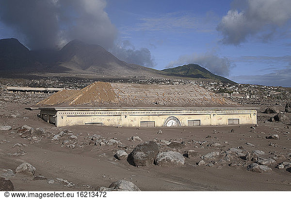 Montserrat  Plymouth  zerstörtes Gerichtsgebäude nach Vulkanausbruch