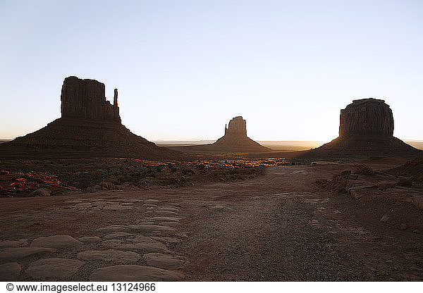 Monument Valley gegen klaren Himmel bei Sonnenuntergang