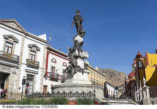 Monumento a La Paz vor der Basilica Colegiata de Nuestra Senora  UNESCO-Weltkulturerbe  Guanajuato  Mexiko  Nordamerika