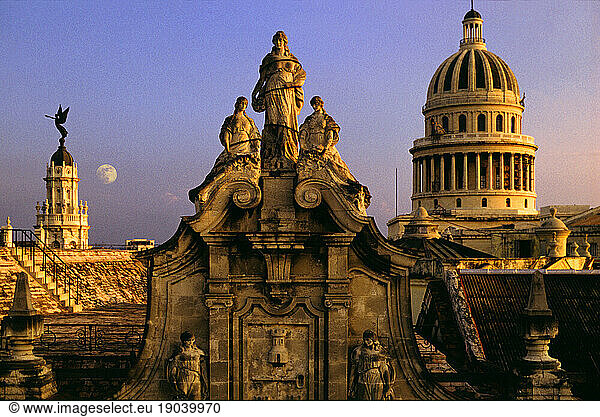 Moonrise over the Capitolio