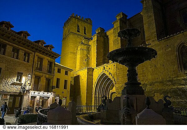 Mora de Rubielos am 24. Oktober 2020: Hauptplatz des mittelalterlichen Dorfes bei Nacht in der Provinz Teruel  Aragonien  Spanien. Die Stiftskirche St. Maria und der Springbrunnen.
