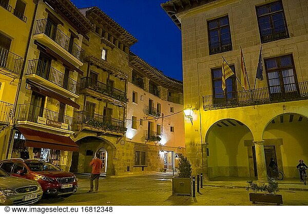 Mora de Rubielos am 24. Oktober 2020: Hauptplatz des mittelalterlichen Dorfes bei Nacht in Teruel  Provinz Aragonien  Spanien. Das Rathaus.