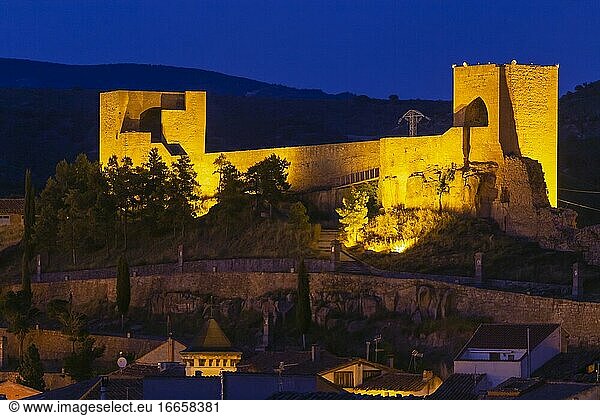 Mora de Rubielos Dorf bei Nacht in Teruel Berge Aragonien Spanien im Sommer 2020. Die alten Türme.