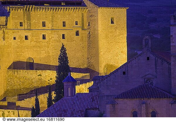 Mora de Rubielos Dorf bei Nacht in Teruel Berge Aragonien Spanien im Sommer 2020. Die beleuchtete Burg.