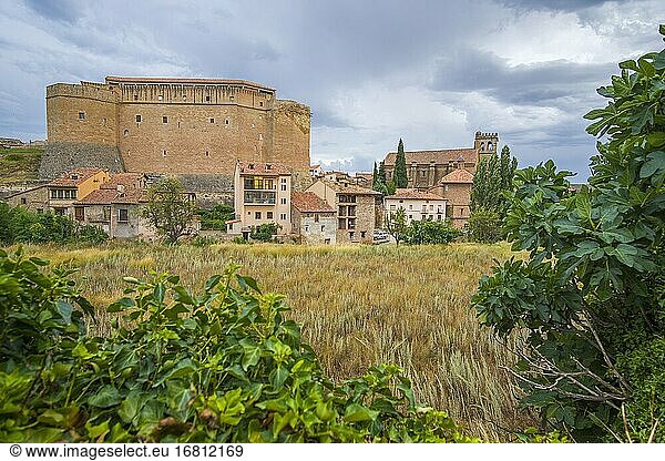 Mora de Rubielos ist ein mittelalterliches Dorf in Teruel Aragon Spanien im August 2020. Die Burg.
